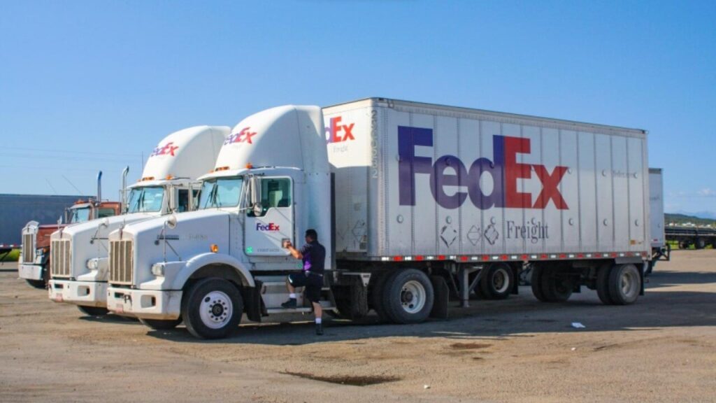 how much does fedex pay their freight truck drivers